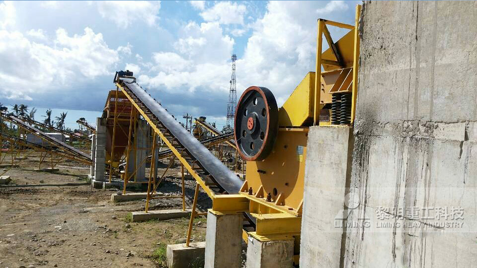 客戶安裝花崗巖破碎設(shè)備現(xiàn)場