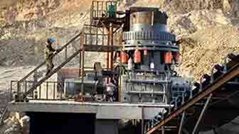 工作人員調(diào)試圓錐破碎機(jī)現(xiàn)場