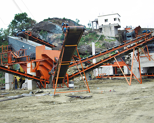 鐵礦石粉碎生產(chǎn)線安裝現(xiàn)場(chǎng)：鄂式破碎機(jī)
