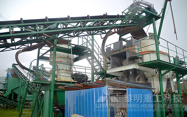 山東花崗巖制砂現(xiàn)場(chǎng)，圓錐破+制砂機(jī)